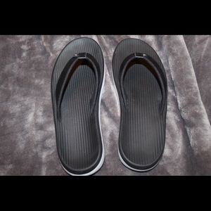 nike flip flops / slides / sandals